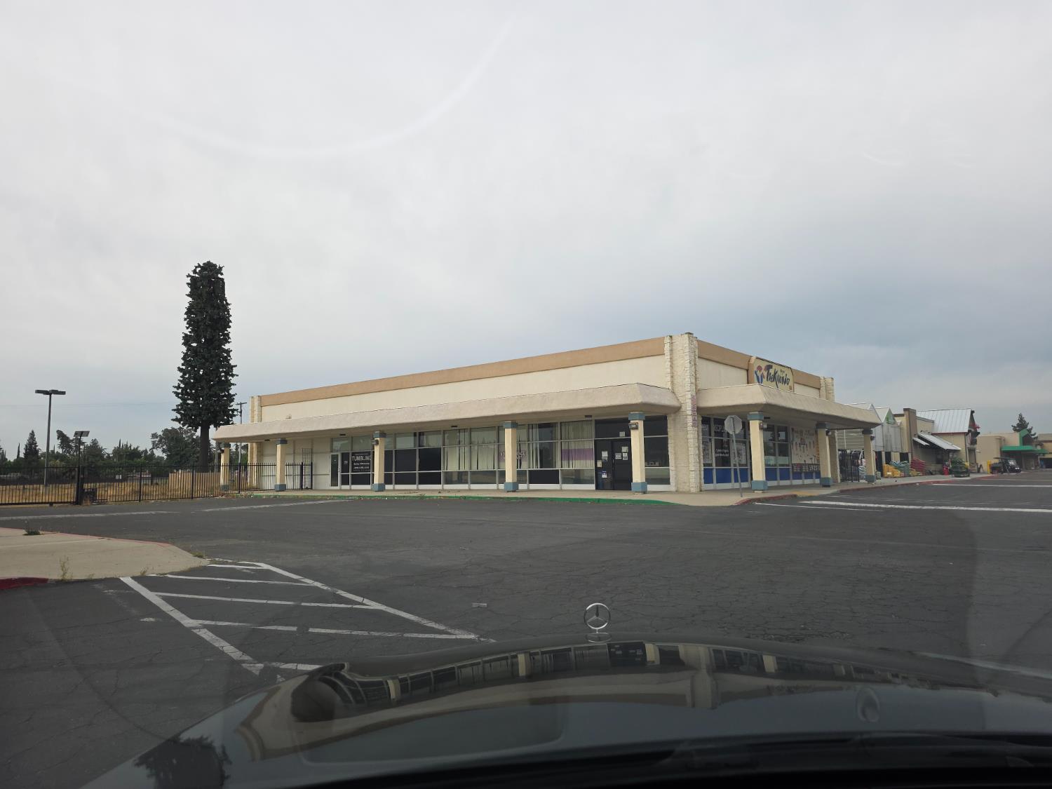 5686 E Kings Canyon Rd, Fresno, CA 93727