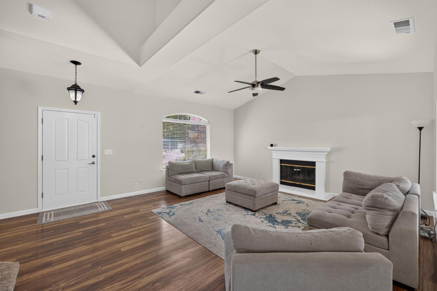 9845 N Woodrow Ave, Fresno, CA 93720