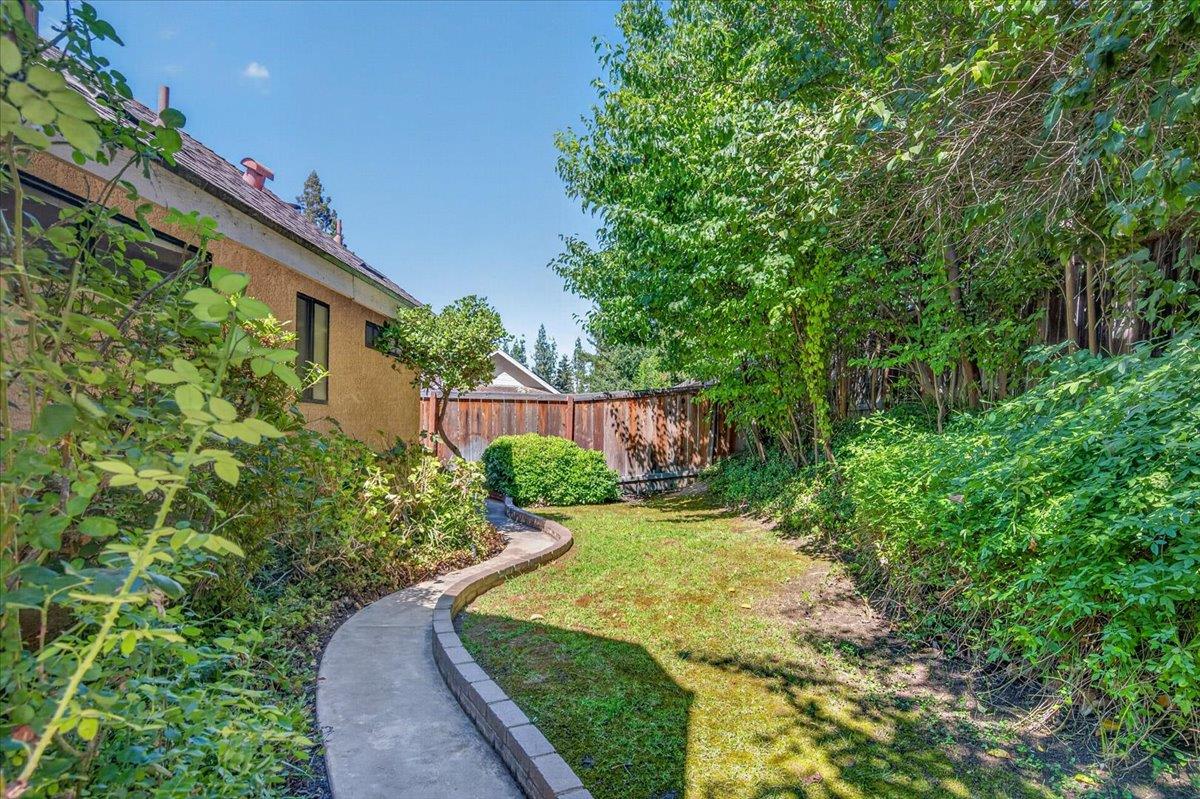 493 W Bluff Ave, Fresno, CA 93711