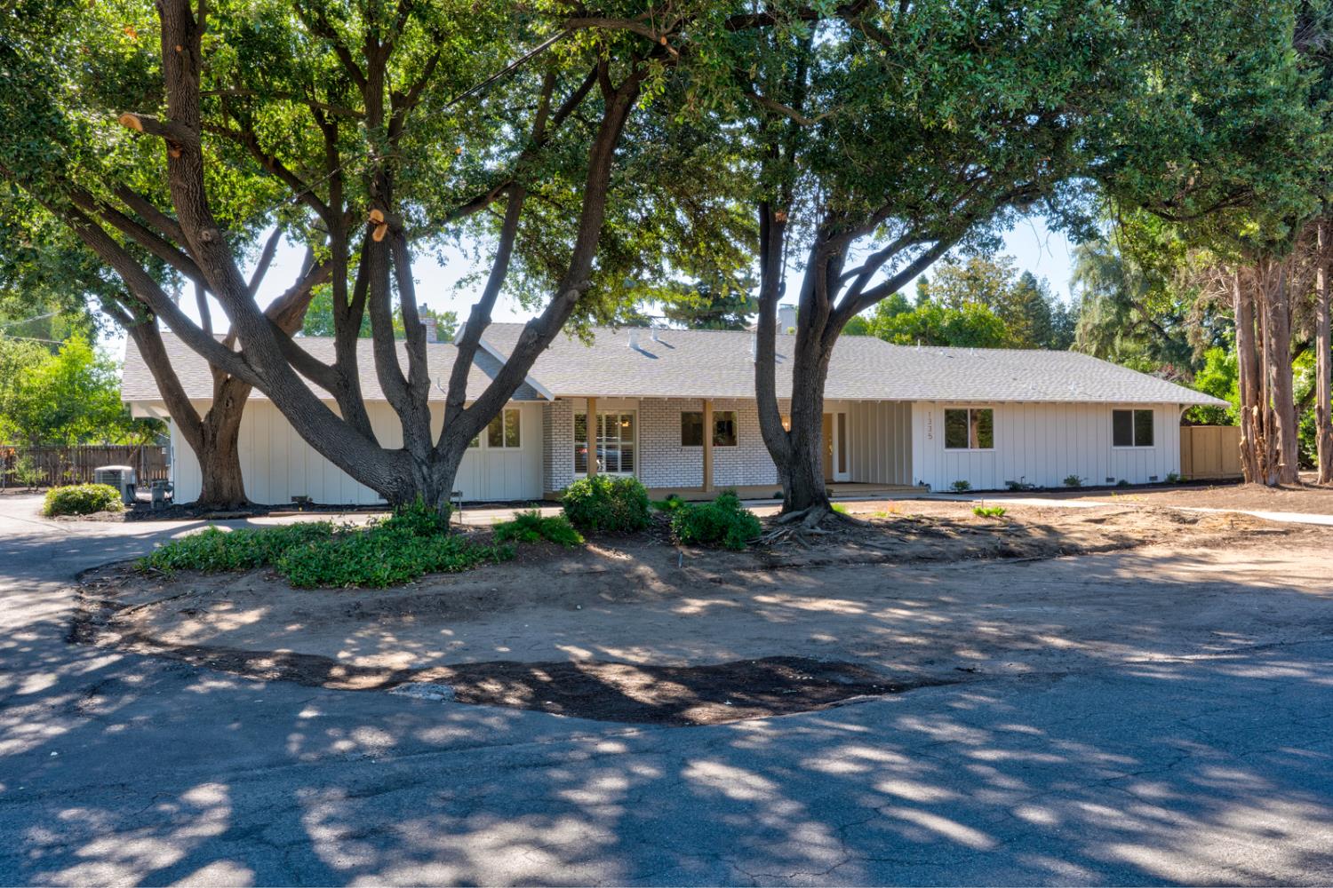 1335 S Waverly Ln, Fresno, CA 93727