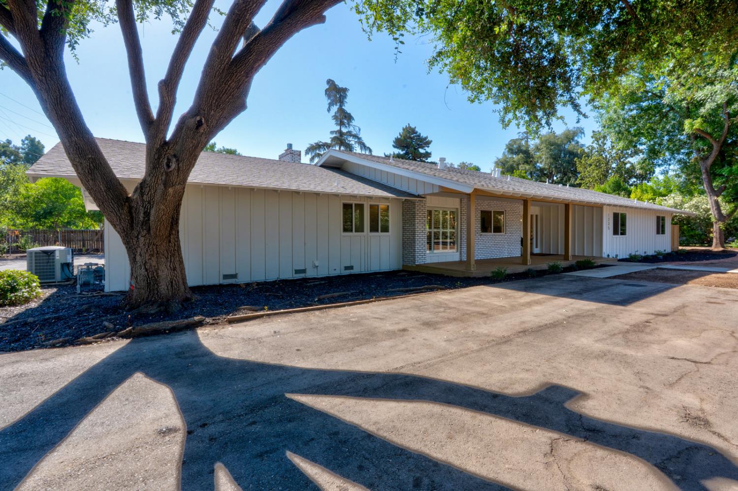 1335 S Waverly Ln, Fresno, CA 93727