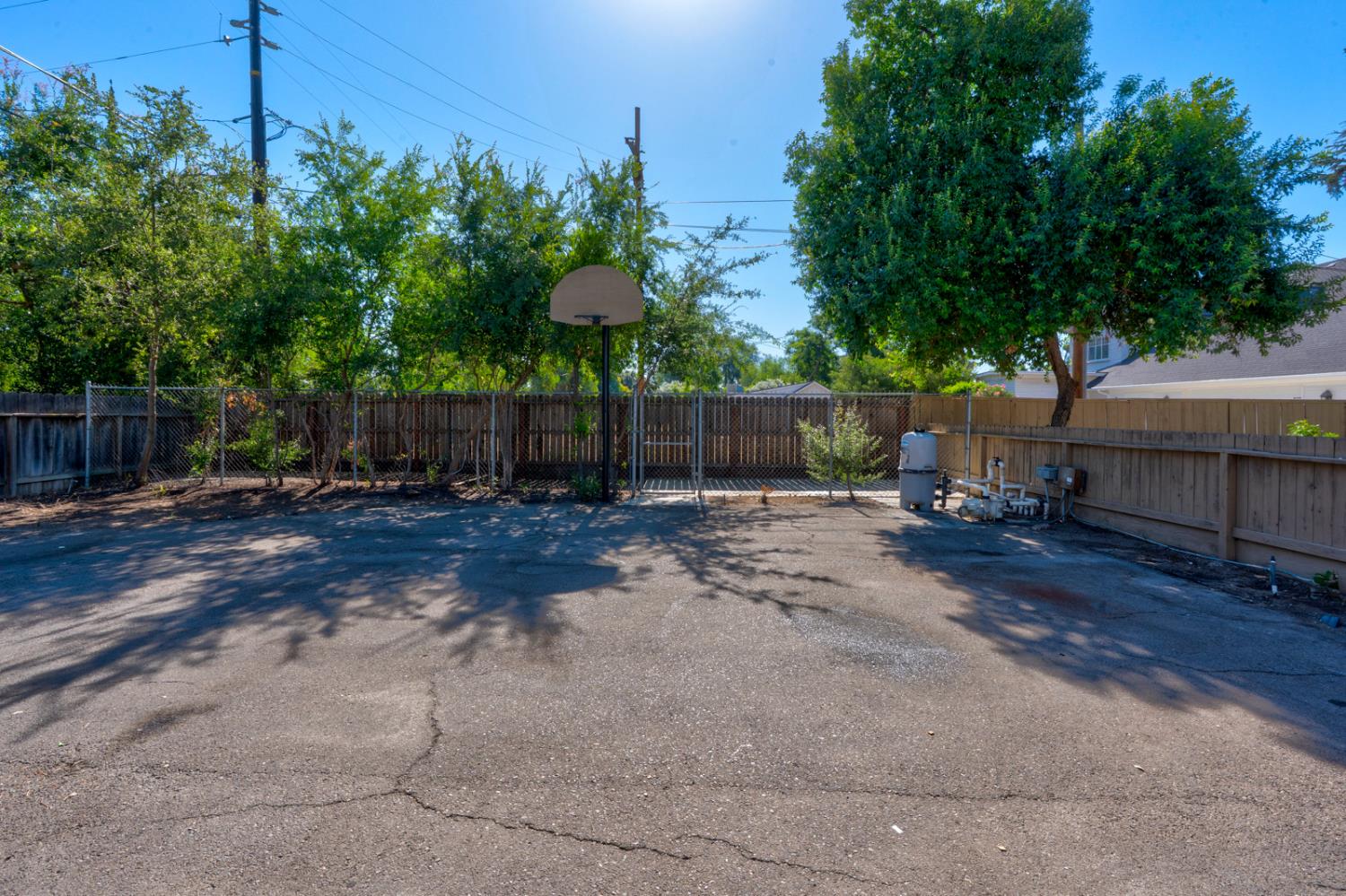 1335 S Waverly Ln, Fresno, CA 93727
