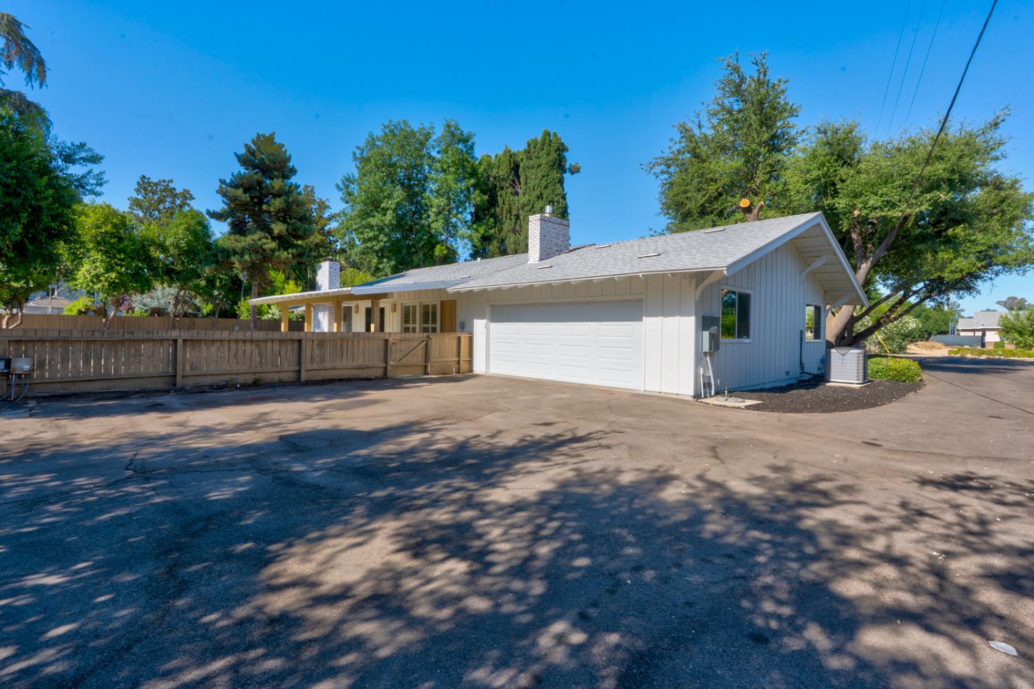 1335 S Waverly Ln, Fresno, CA 93727