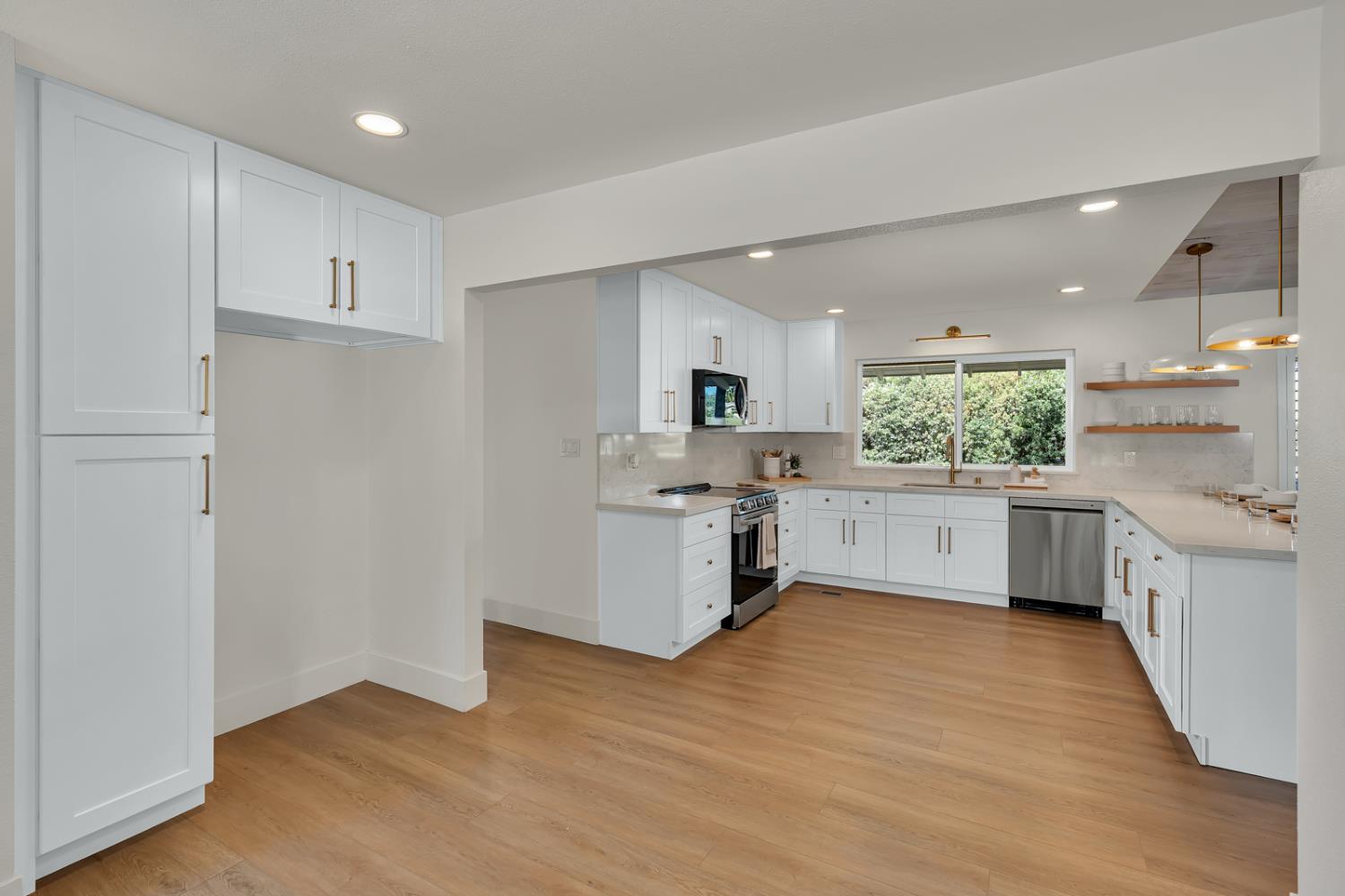 1335 S Waverly Ln, Fresno, CA 93727