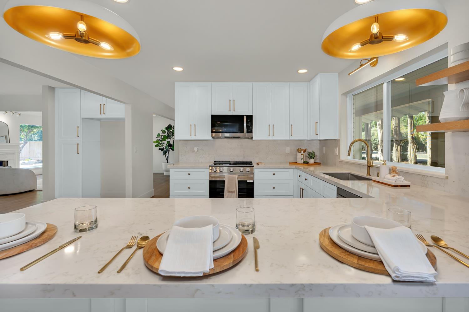 1335 S Waverly Ln, Fresno, CA 93727
