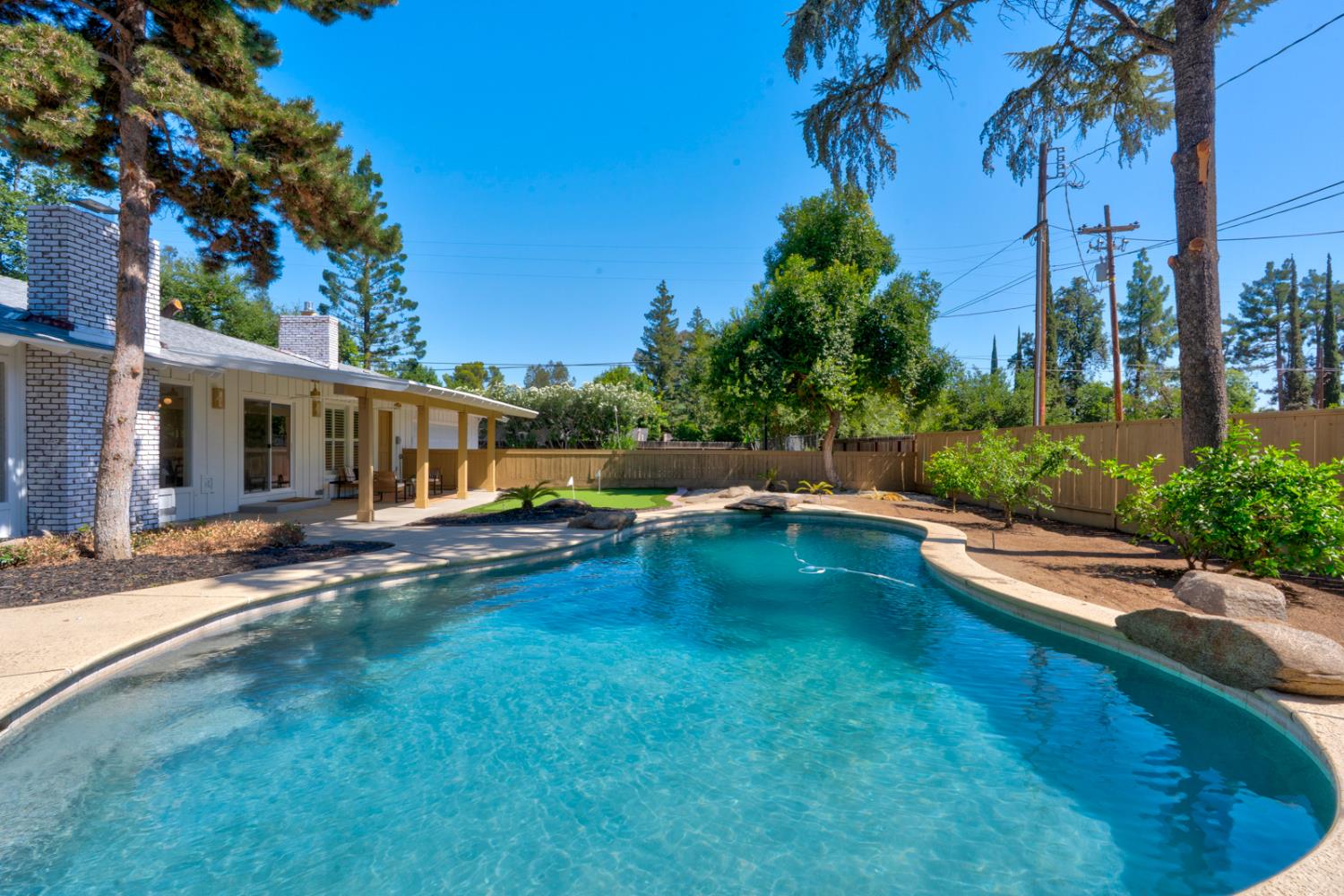 1335 S Waverly Ln, Fresno, CA 93727
