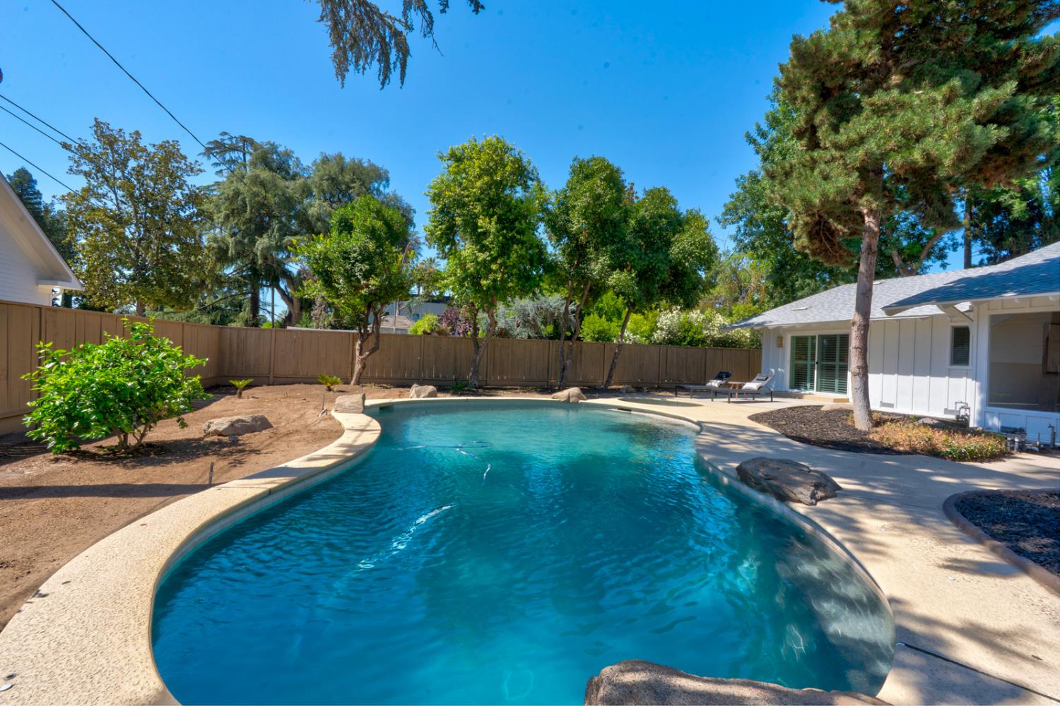 1335 S Waverly Ln, Fresno, CA 93727