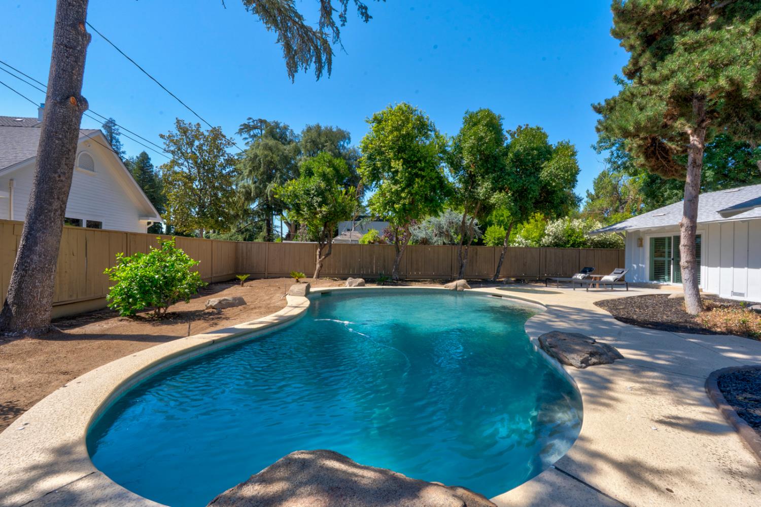 1335 S Waverly Ln, Fresno, CA 93727