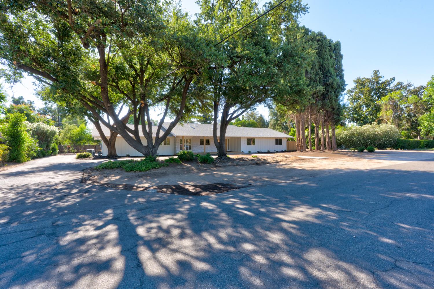 1335 S Waverly Ln, Fresno, CA 93727