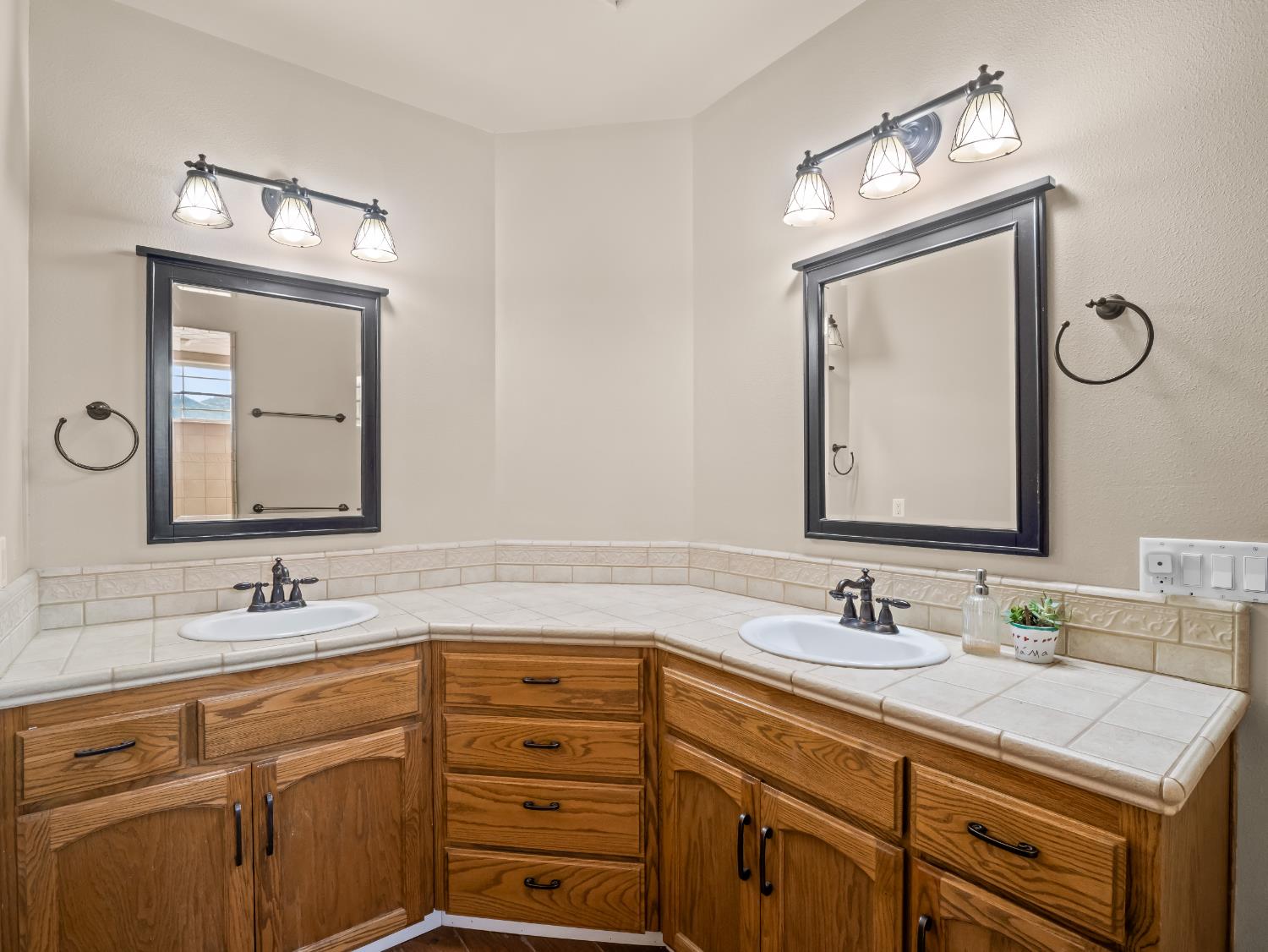 6319 Lupine Dr, Sanger, CA 93657