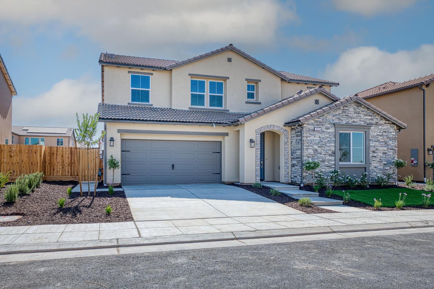 989 Talus Way S, Madera, CA 93636