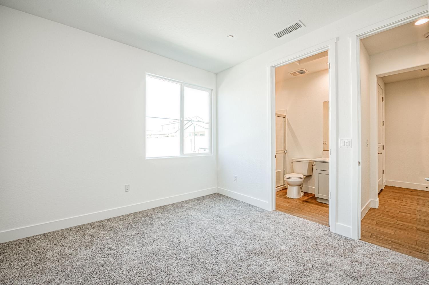 989 Talus Way S, Madera, CA 93636