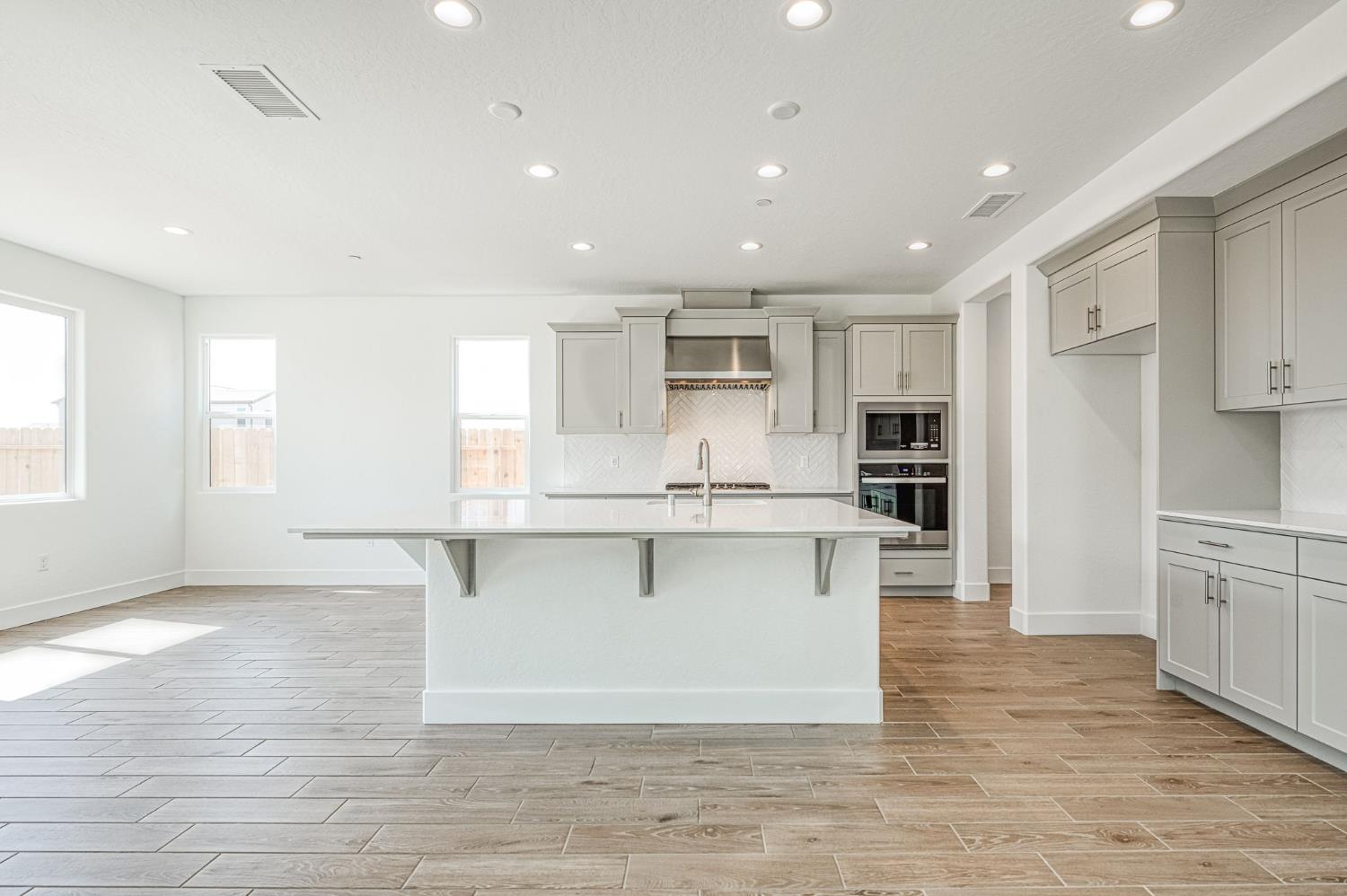 989 Talus Way S, Madera, CA 93636