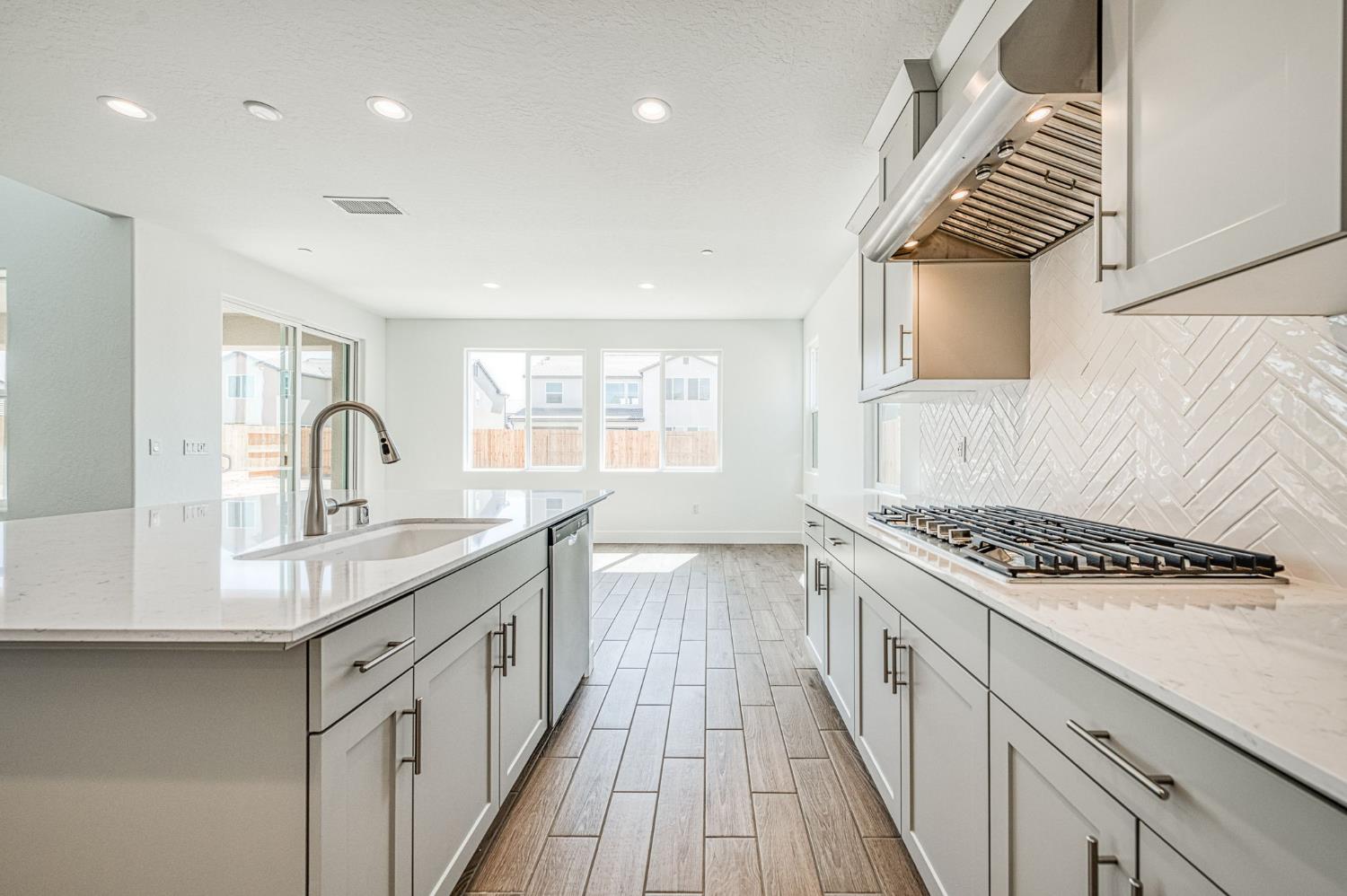 989 Talus Way S, Madera, CA 93636