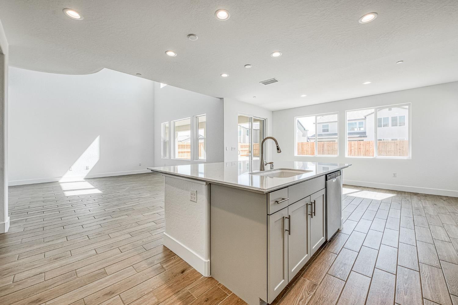 989 Talus Way S, Madera, CA 93636
