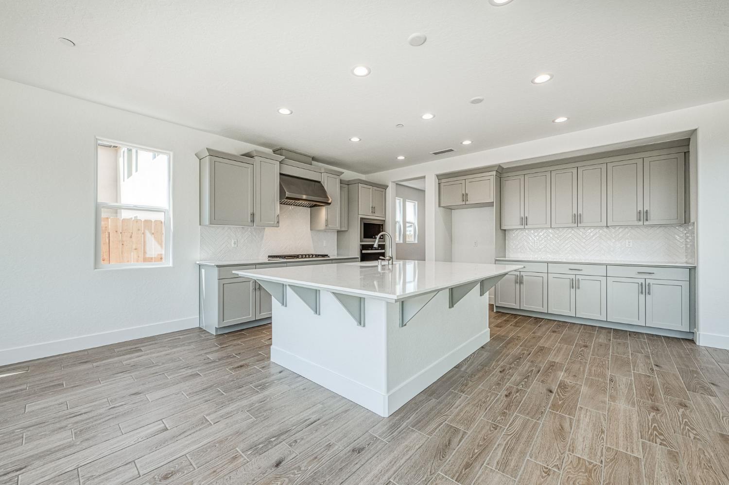 989 Talus Way S, Madera, CA 93636