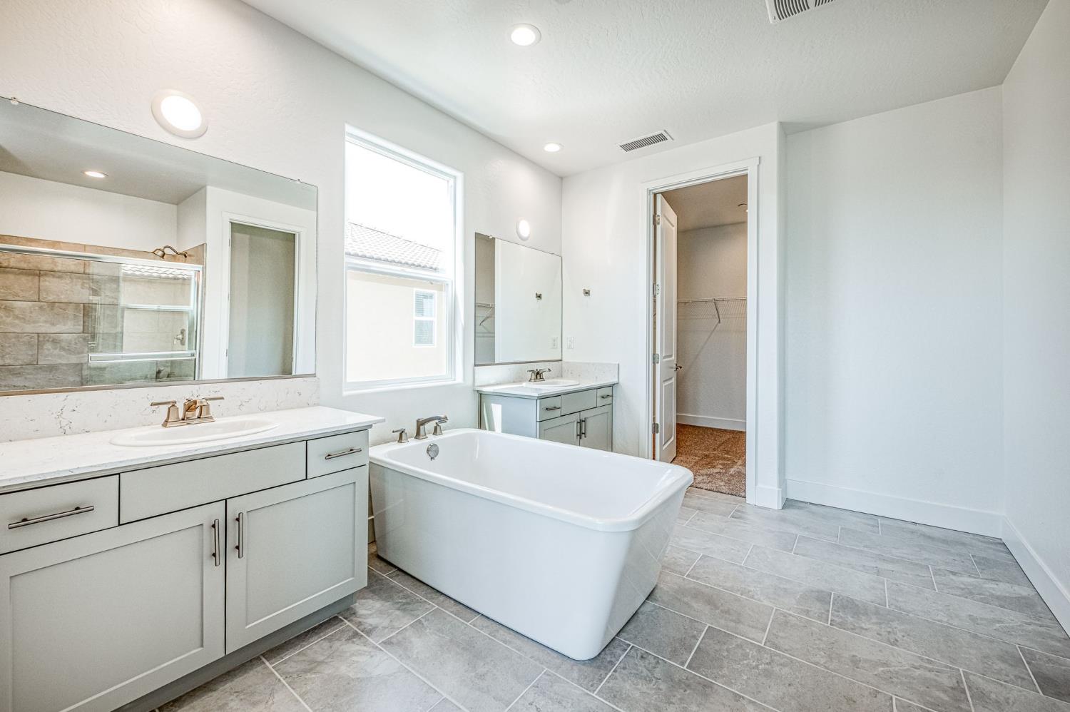 989 Talus Way S, Madera, CA 93636