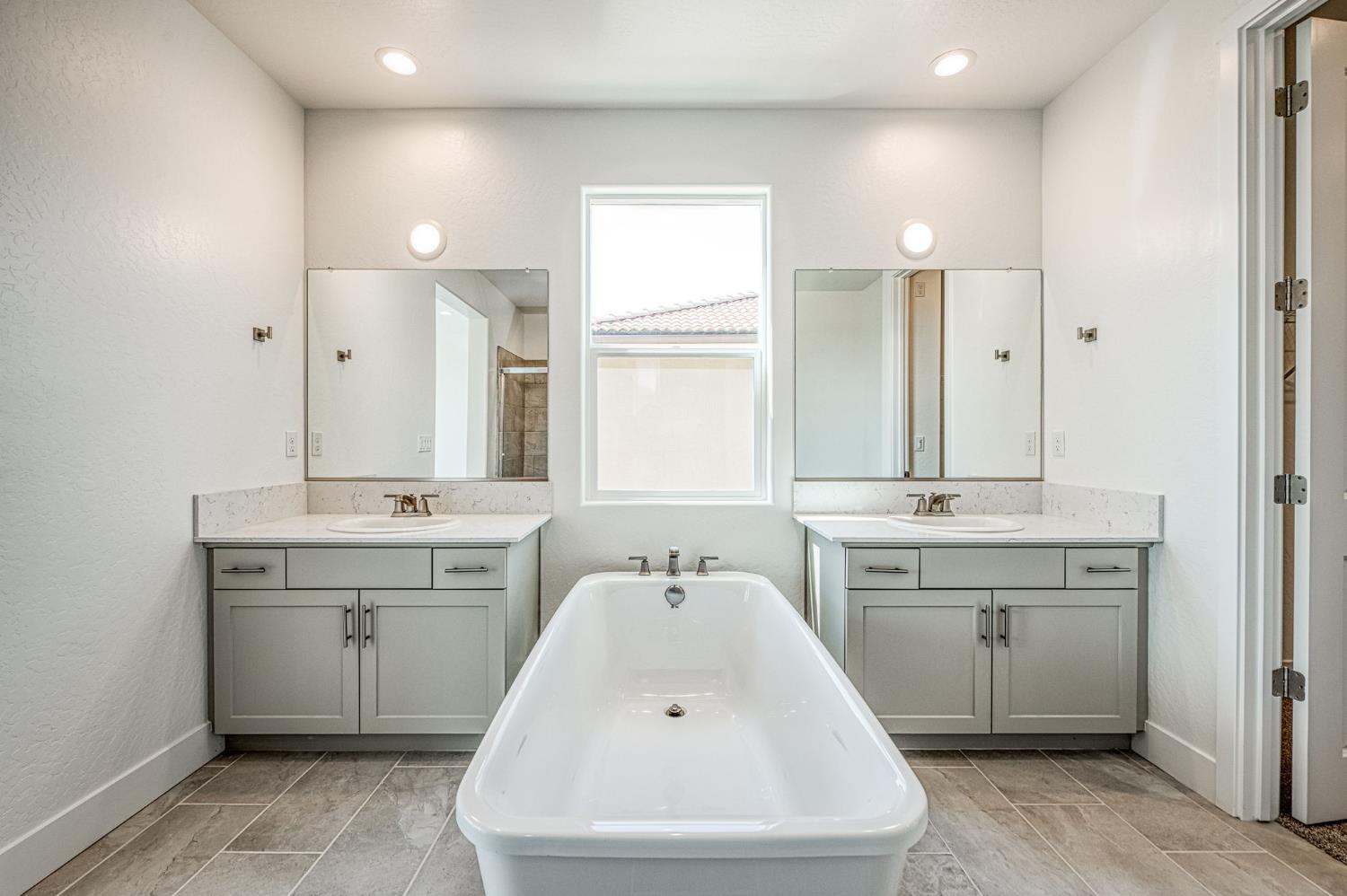 989 Talus Way S, Madera, CA 93636