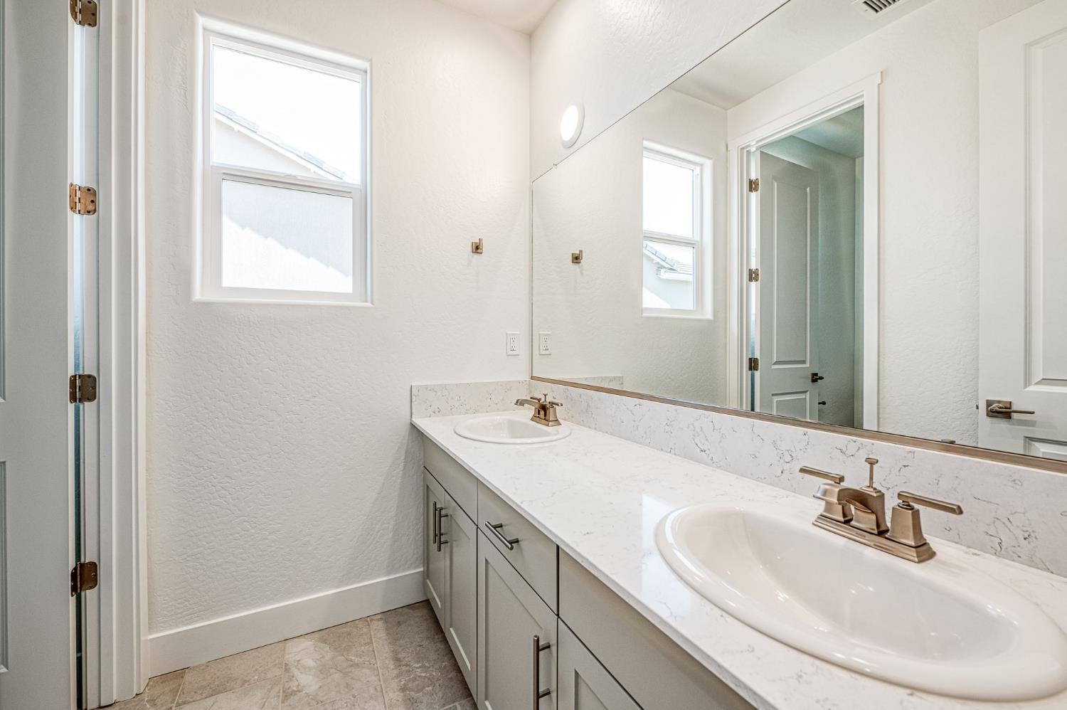 989 Talus Way S, Madera, CA 93636