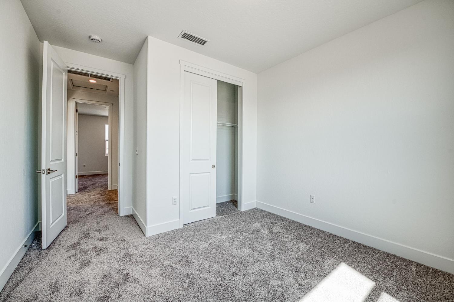 989 Talus Way S, Madera, CA 93636