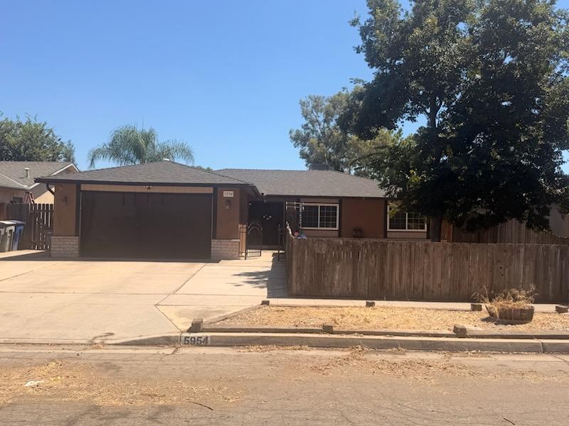 5954 E Pontiac Way, Fresno, CA 93727