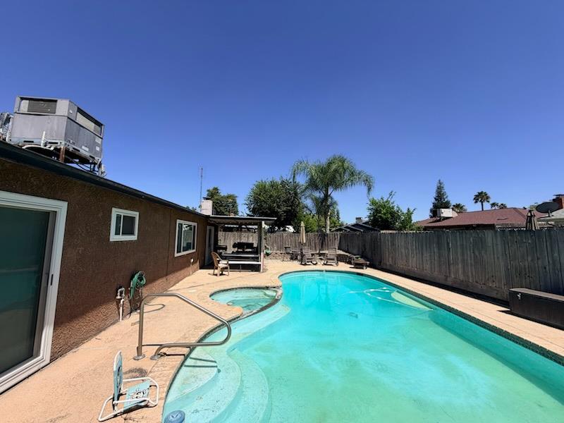 5954 E Pontiac Way, Fresno, CA 93727