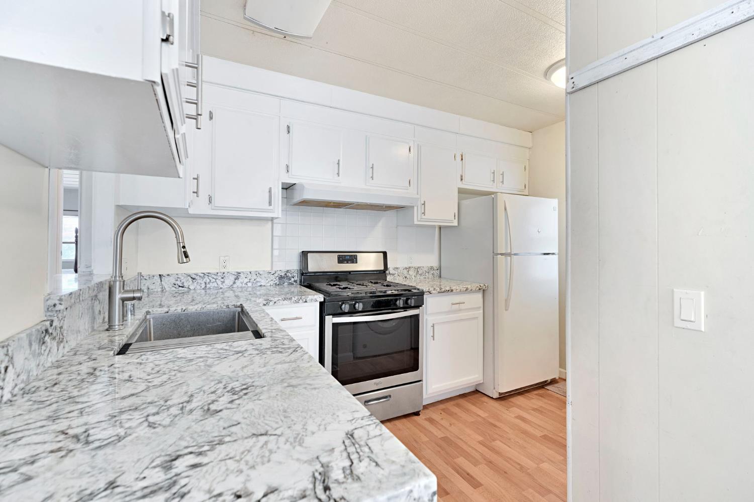 1218 E Cleveland Ave #161, Madera, CA 93638