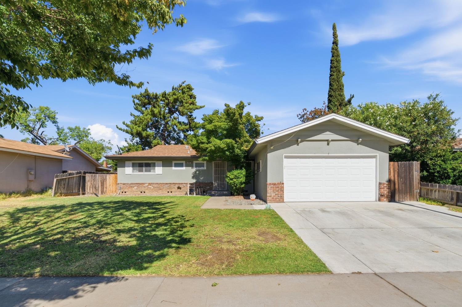 4462 N Barton Ave, Fresno, CA 93726