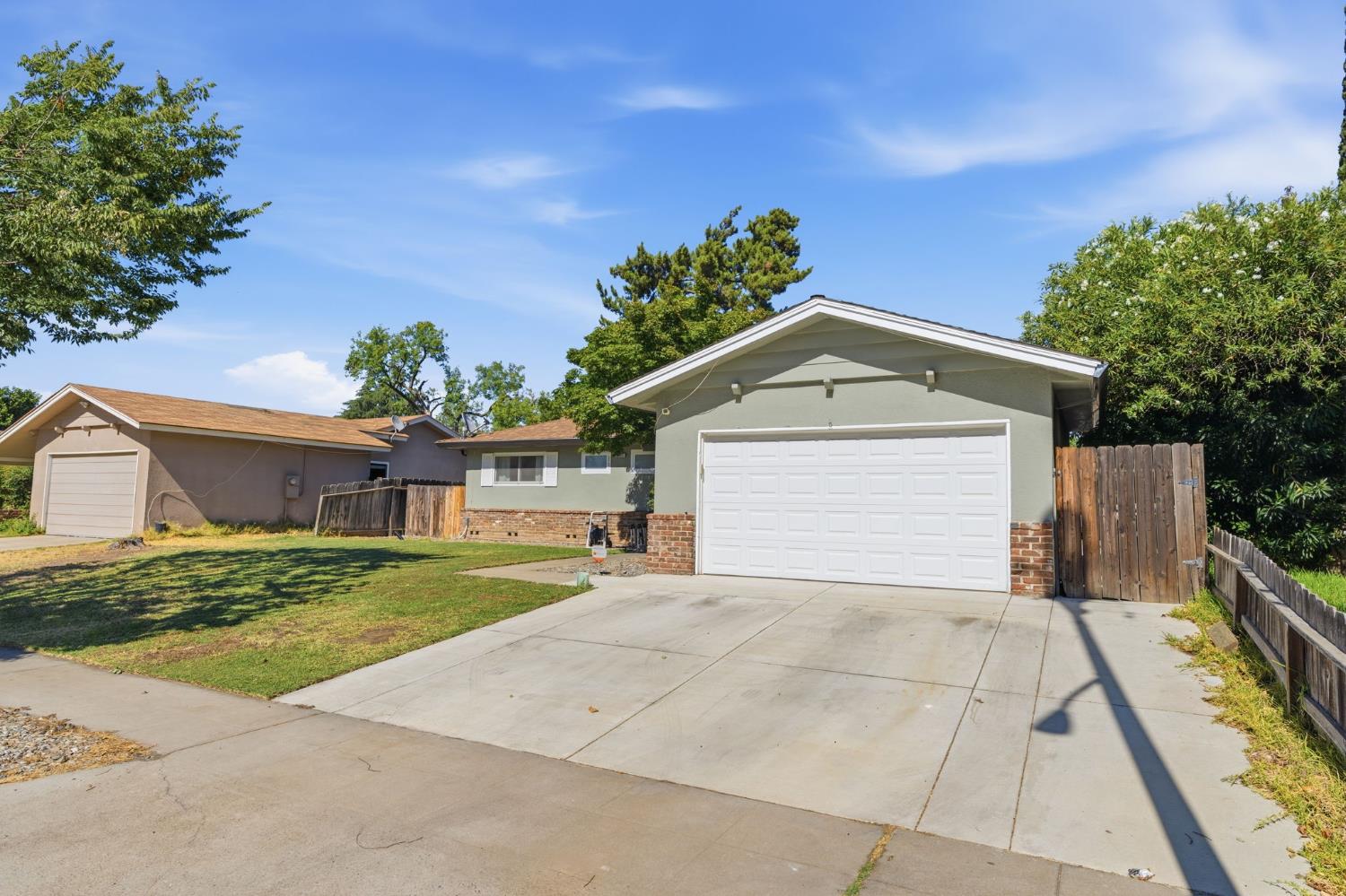 4462 N Barton Ave, Fresno, CA 93726
