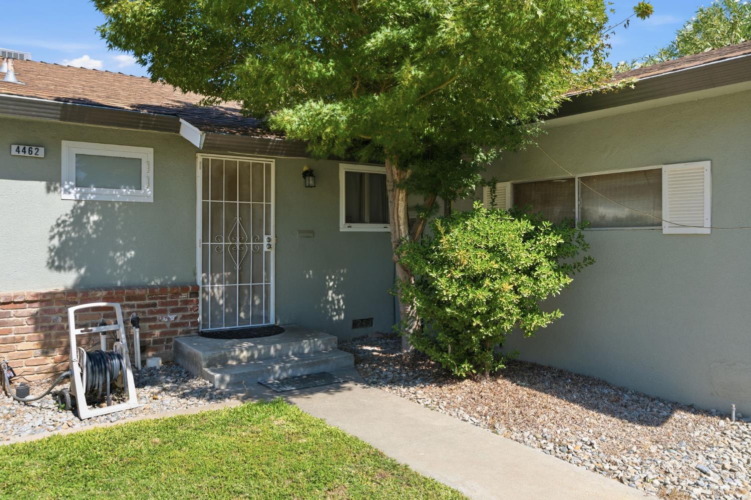 4462 N Barton Ave, Fresno, CA 93726
