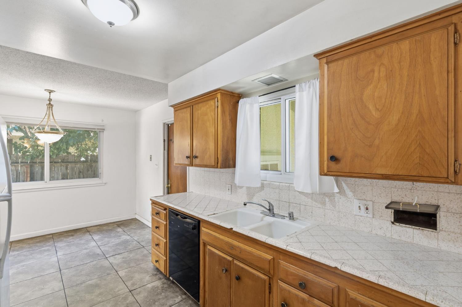 4462 N Barton Ave, Fresno, CA 93726