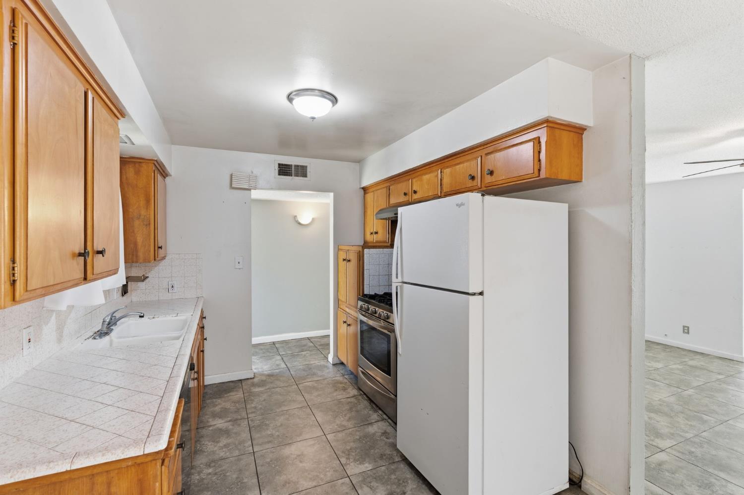 4462 N Barton Ave, Fresno, CA 93726