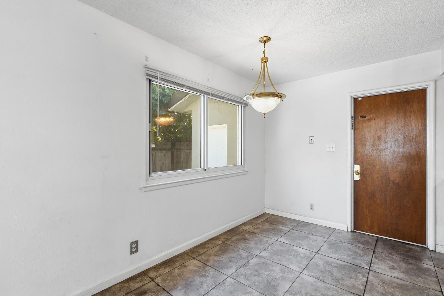 4462 N Barton Ave, Fresno, CA 93726