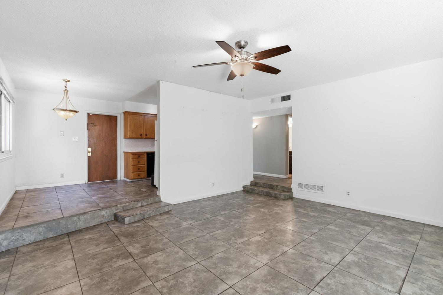 4462 N Barton Ave, Fresno, CA 93726