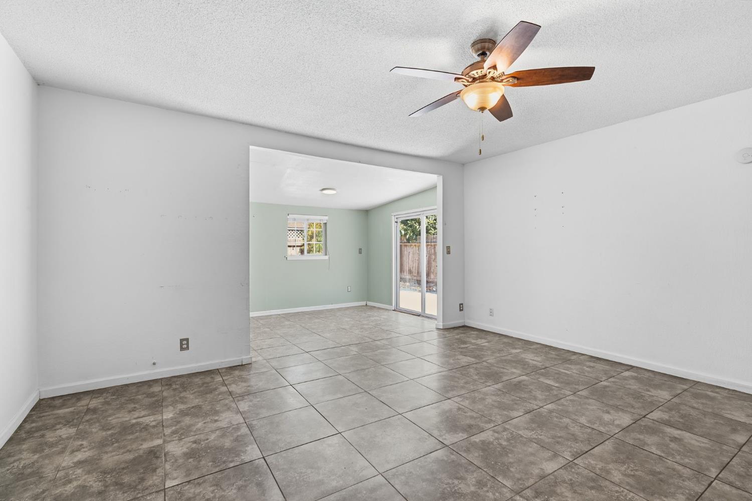4462 N Barton Ave, Fresno, CA 93726