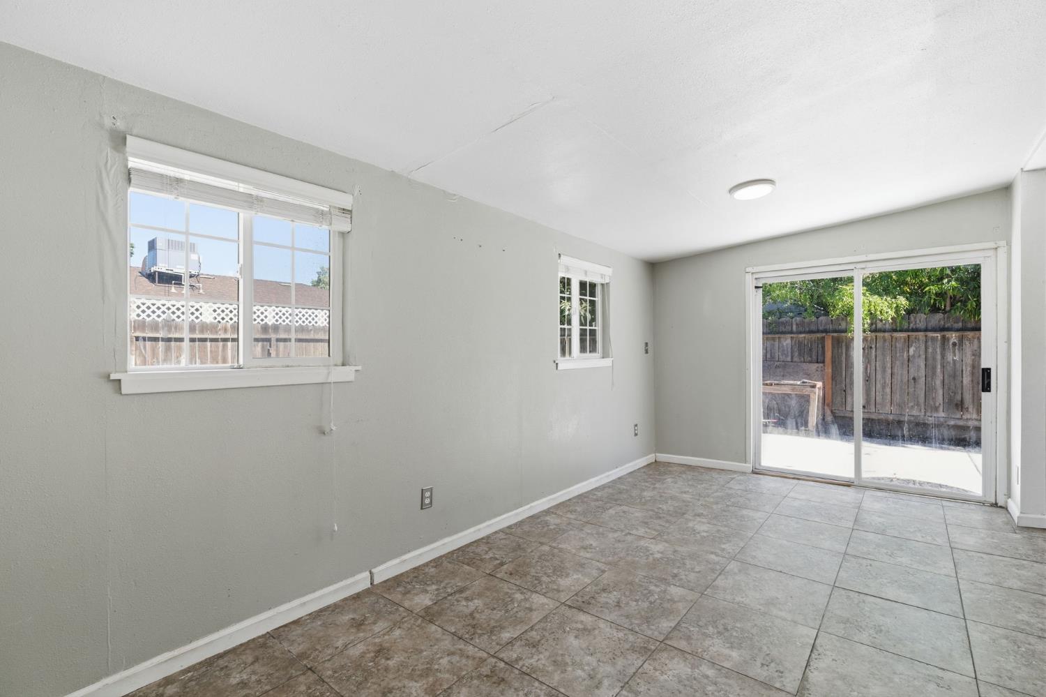 4462 N Barton Ave, Fresno, CA 93726