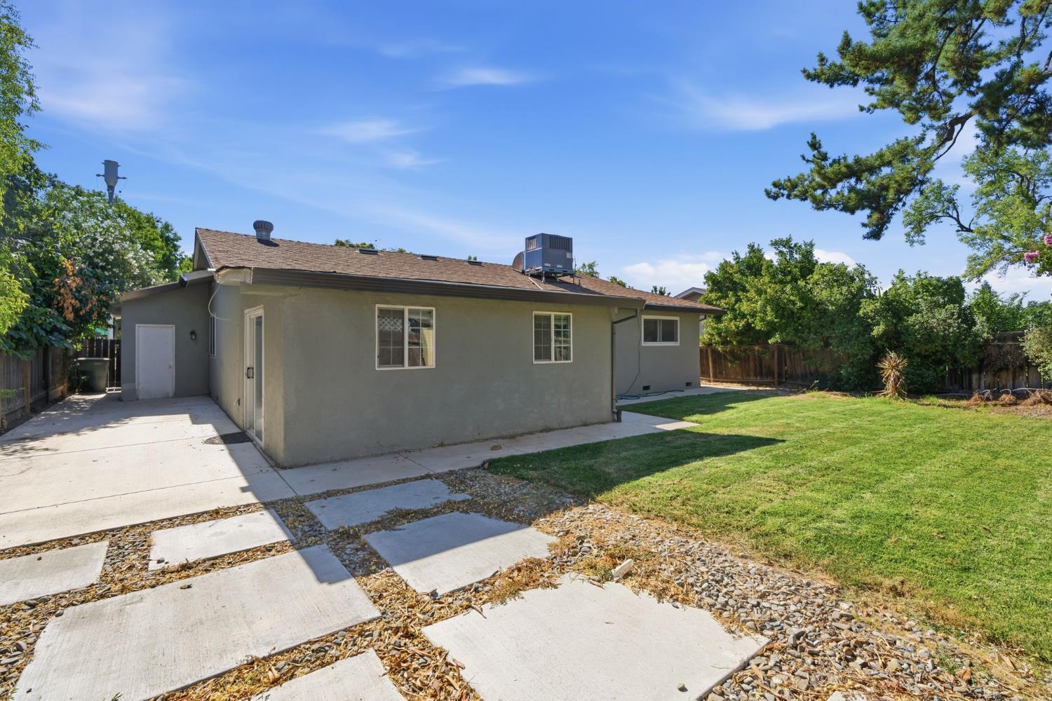 4462 N Barton Ave, Fresno, CA 93726