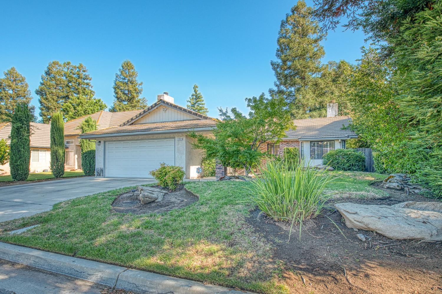 1751 E Brandon Ln, Fresno, CA 93720