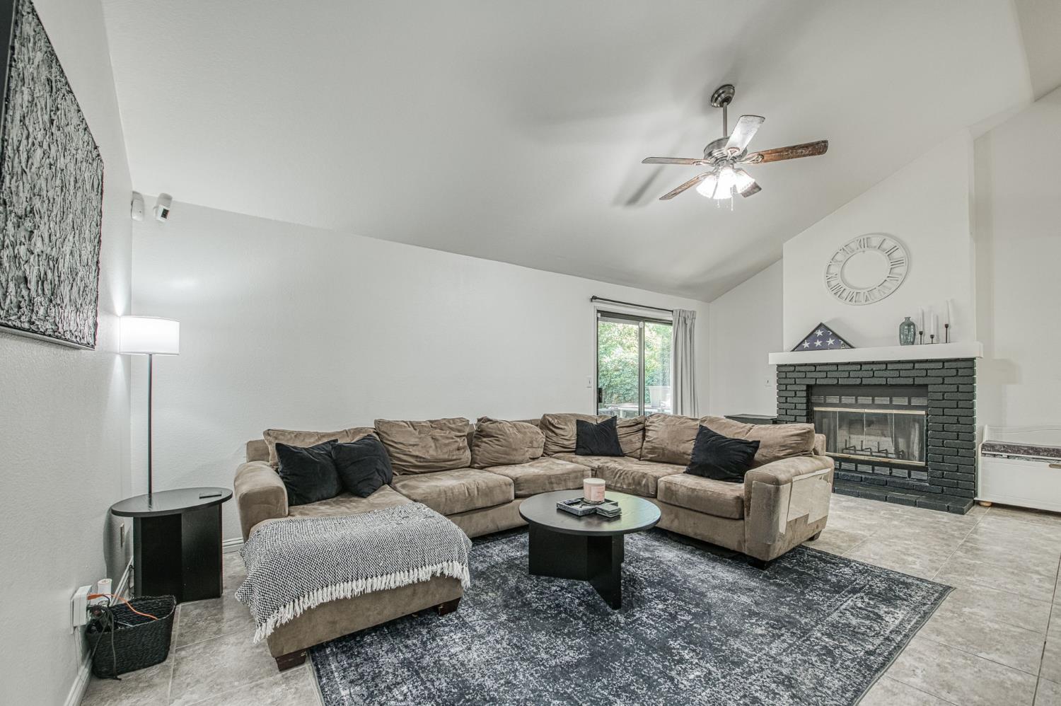 1751 E Brandon Ln, Fresno, CA 93720