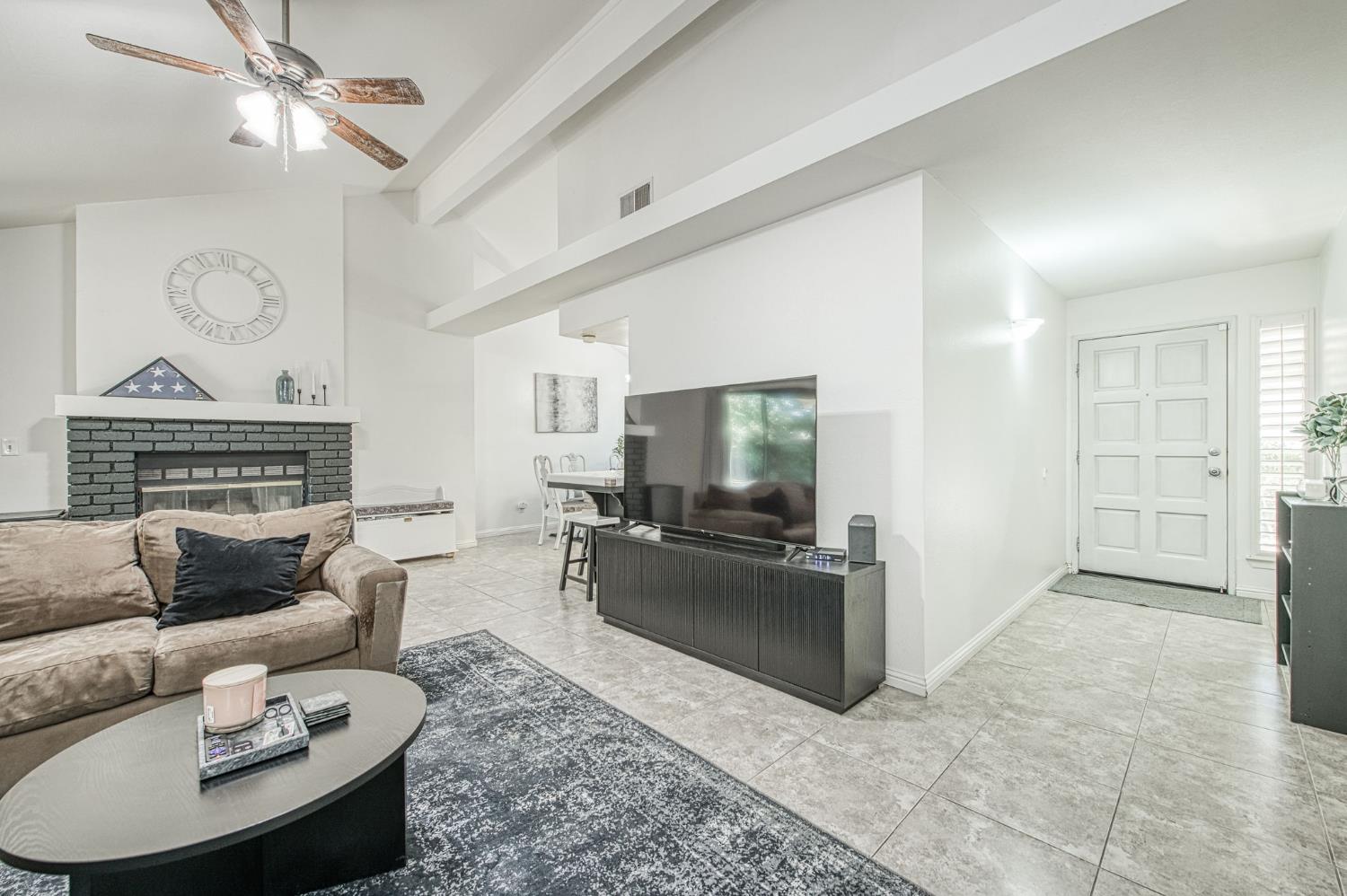 1751 E Brandon Ln, Fresno, CA 93720