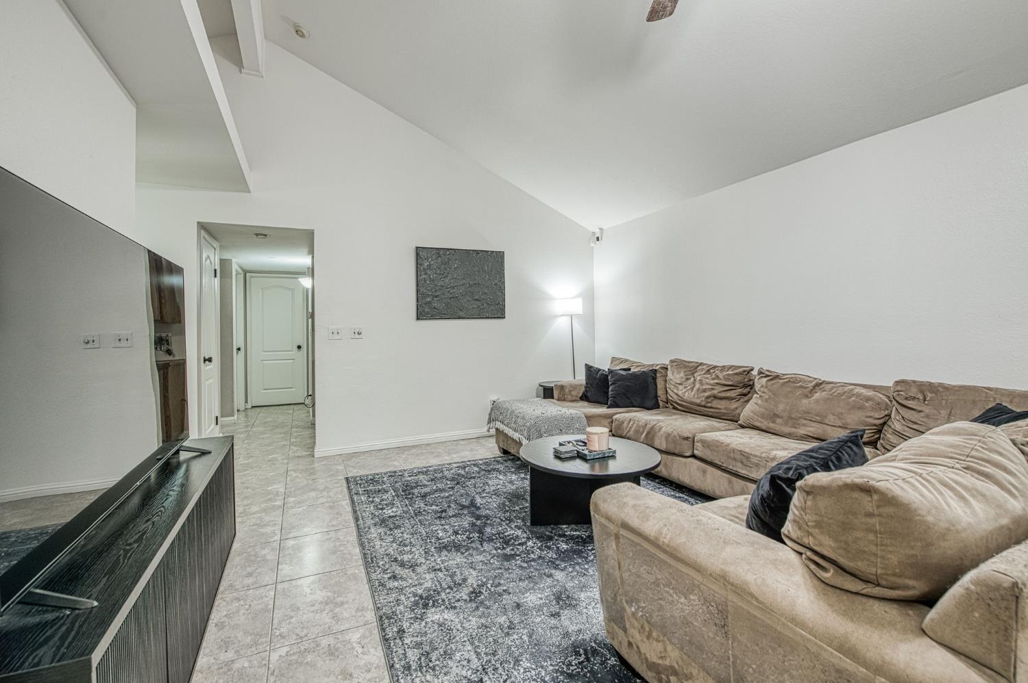 1751 E Brandon Ln, Fresno, CA 93720