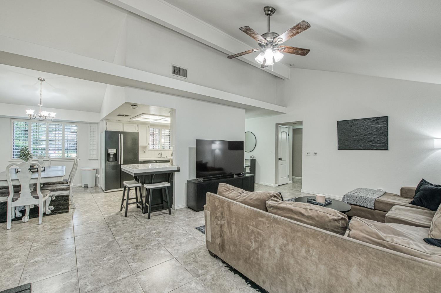 1751 E Brandon Ln, Fresno, CA 93720