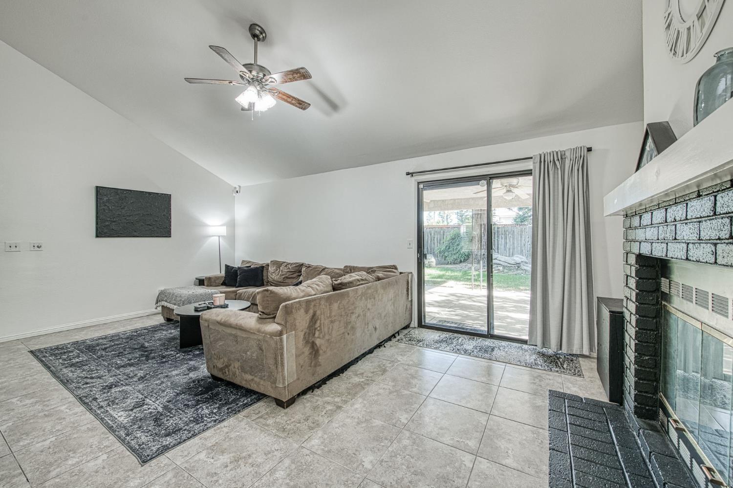 1751 E Brandon Ln, Fresno, CA 93720