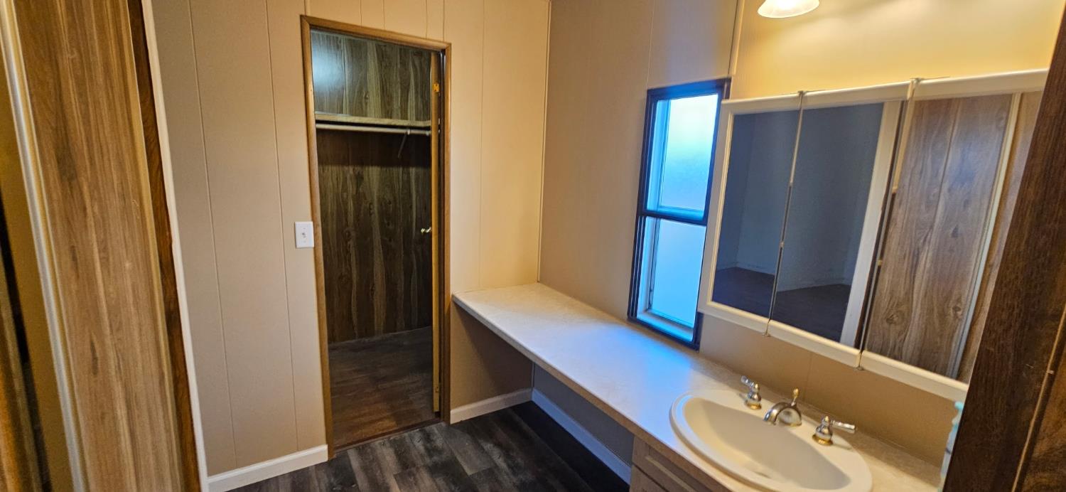 1724 Minnewawa Ave #109, Clovis, CA 93612