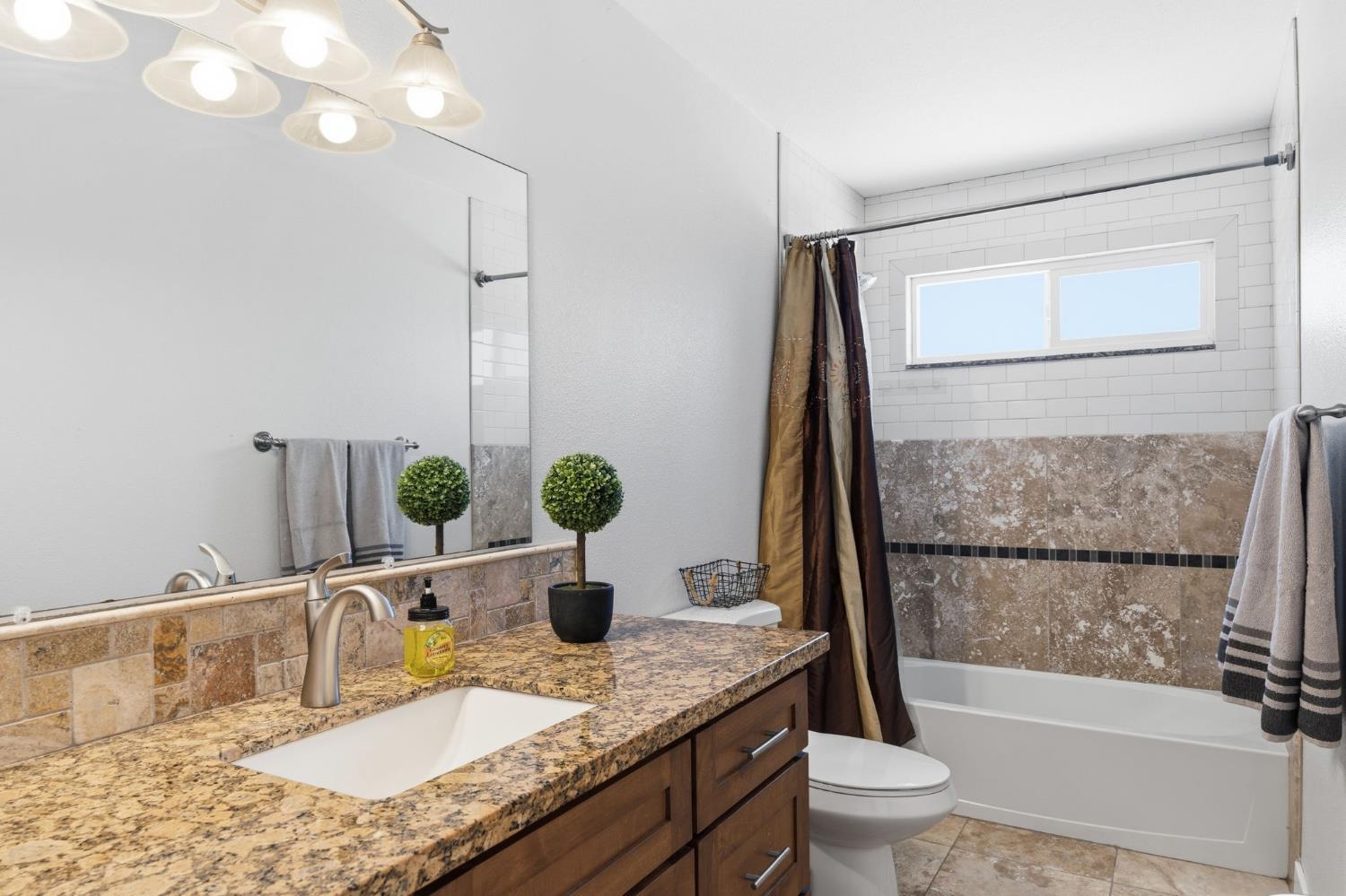 3044 Adler Ave, Clovis, CA 93612