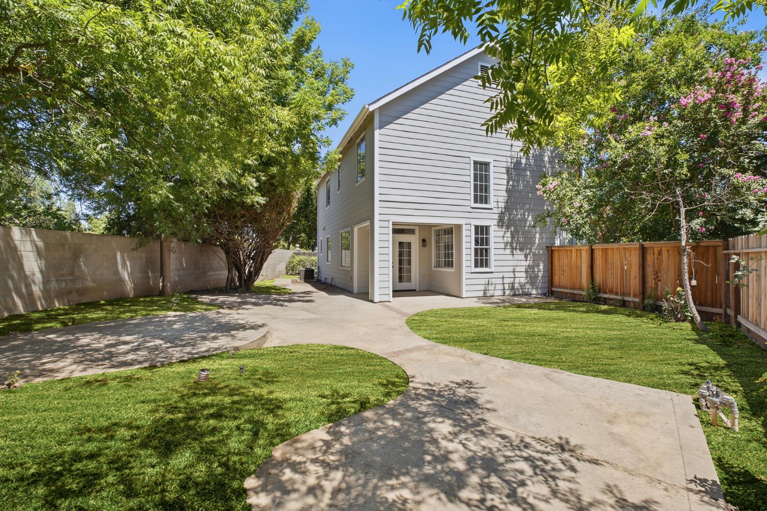 1077 E Monticello Cir, Fresno, CA 93720