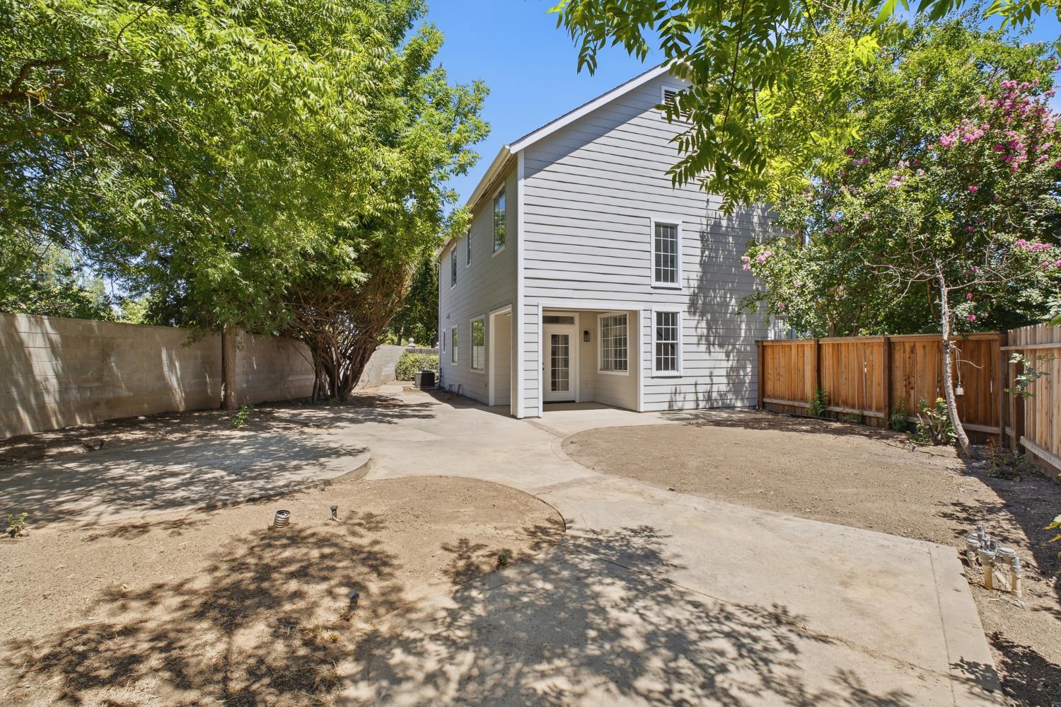 1077 E Monticello Cir, Fresno, CA 93720