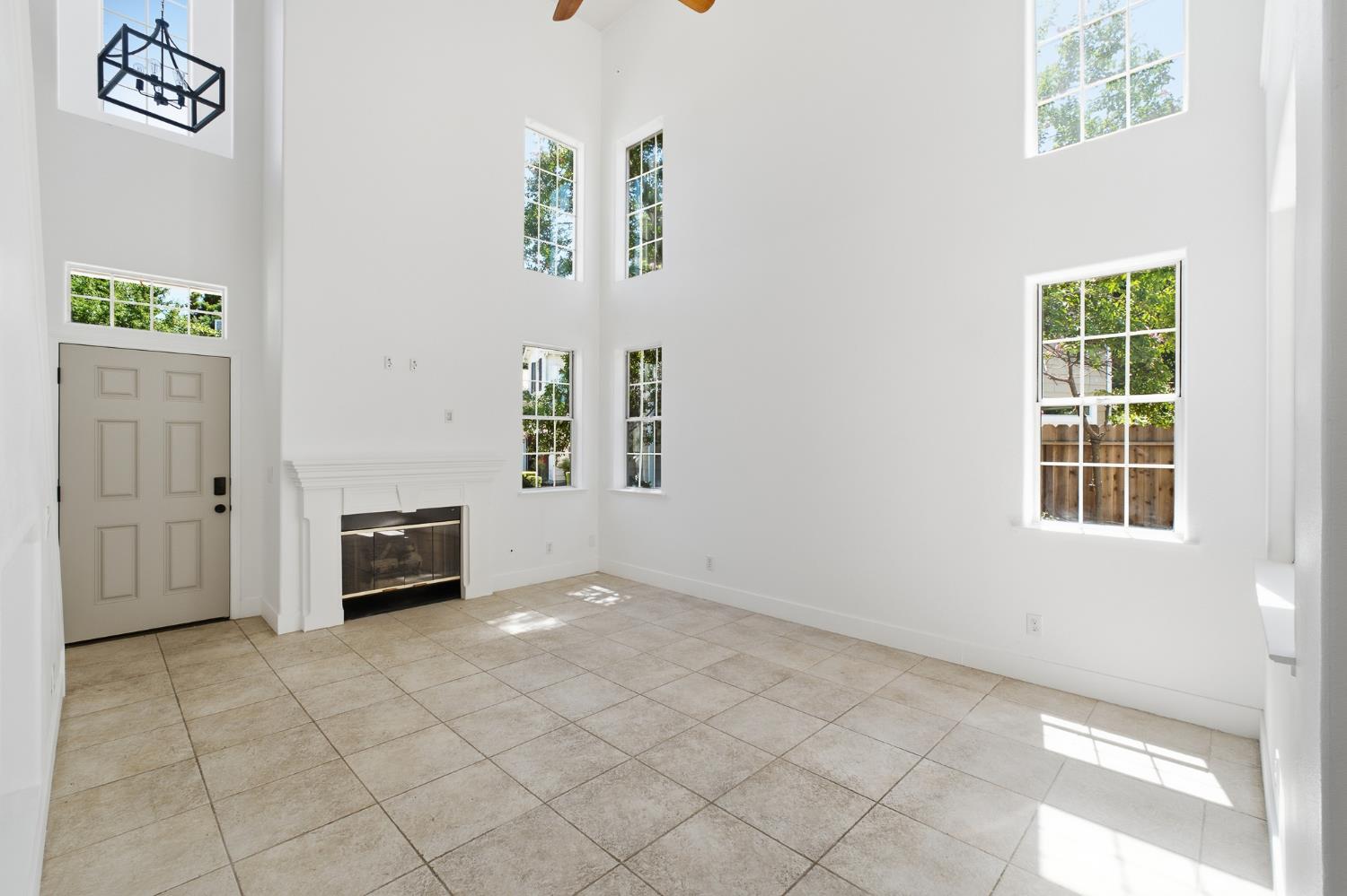 1077 E Monticello Cir, Fresno, CA 93720