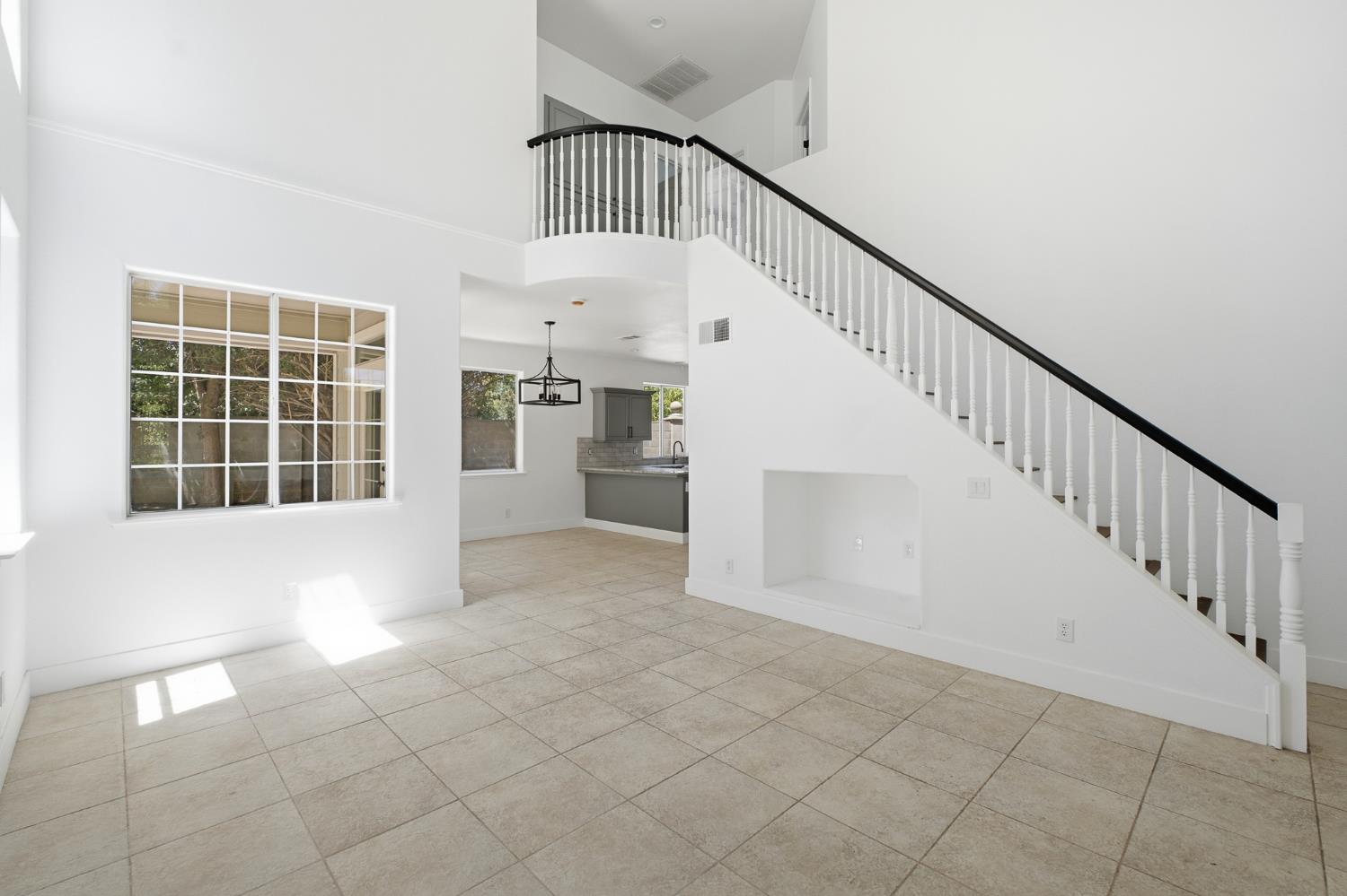 1077 E Monticello Cir, Fresno, CA 93720