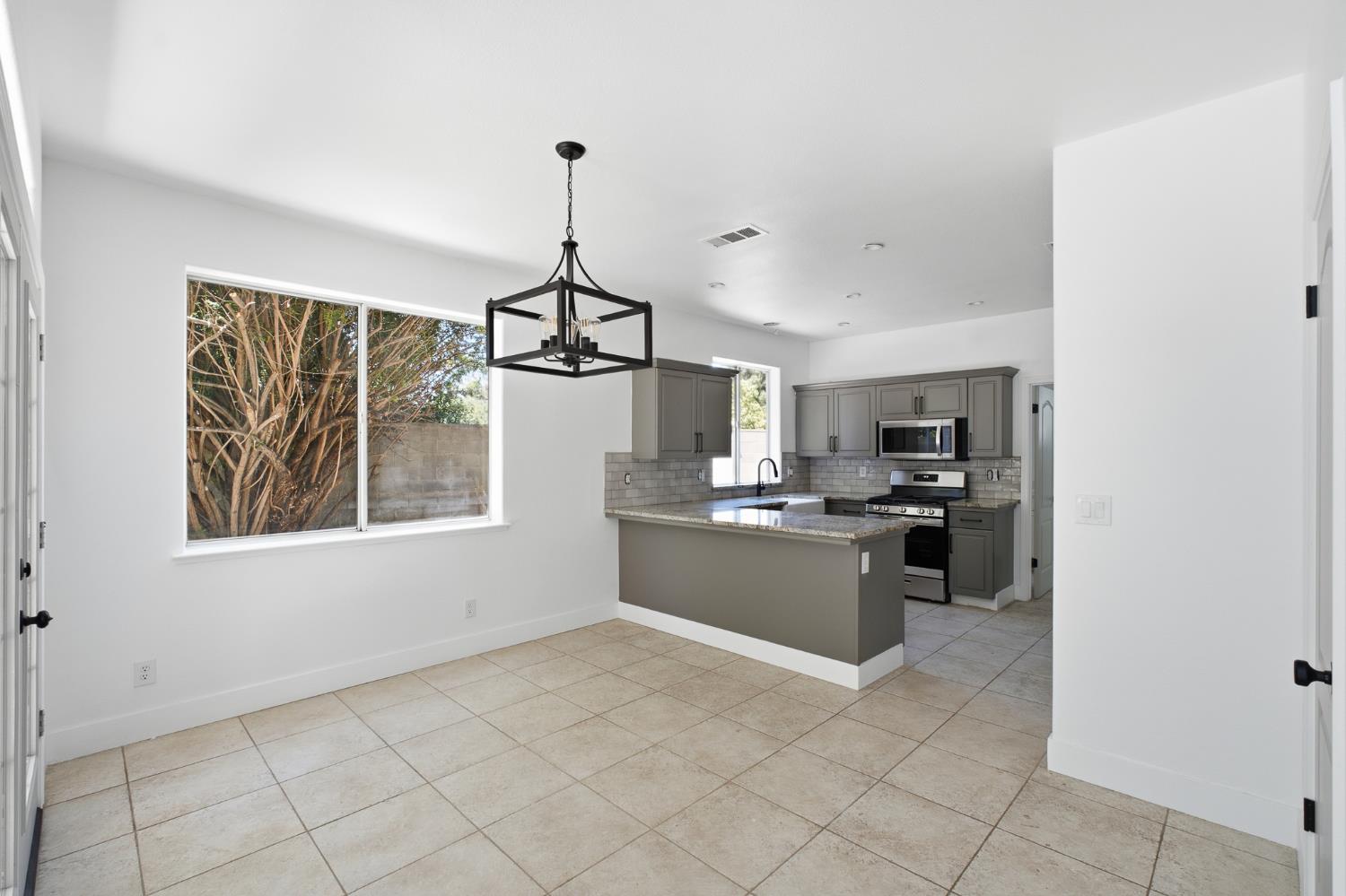 1077 E Monticello Cir, Fresno, CA 93720